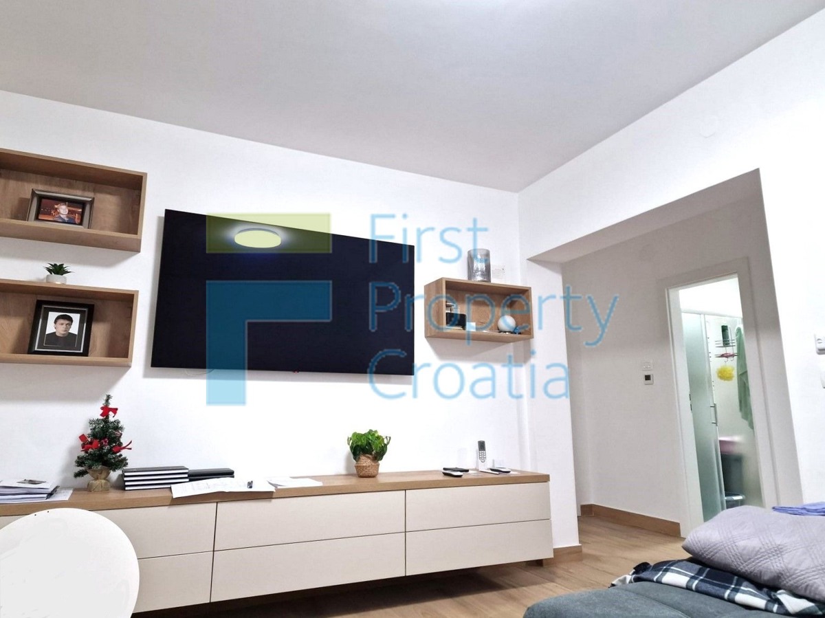 ZD1692 - Casa situata a 35m dal mare, vicino a Zara, in vendita