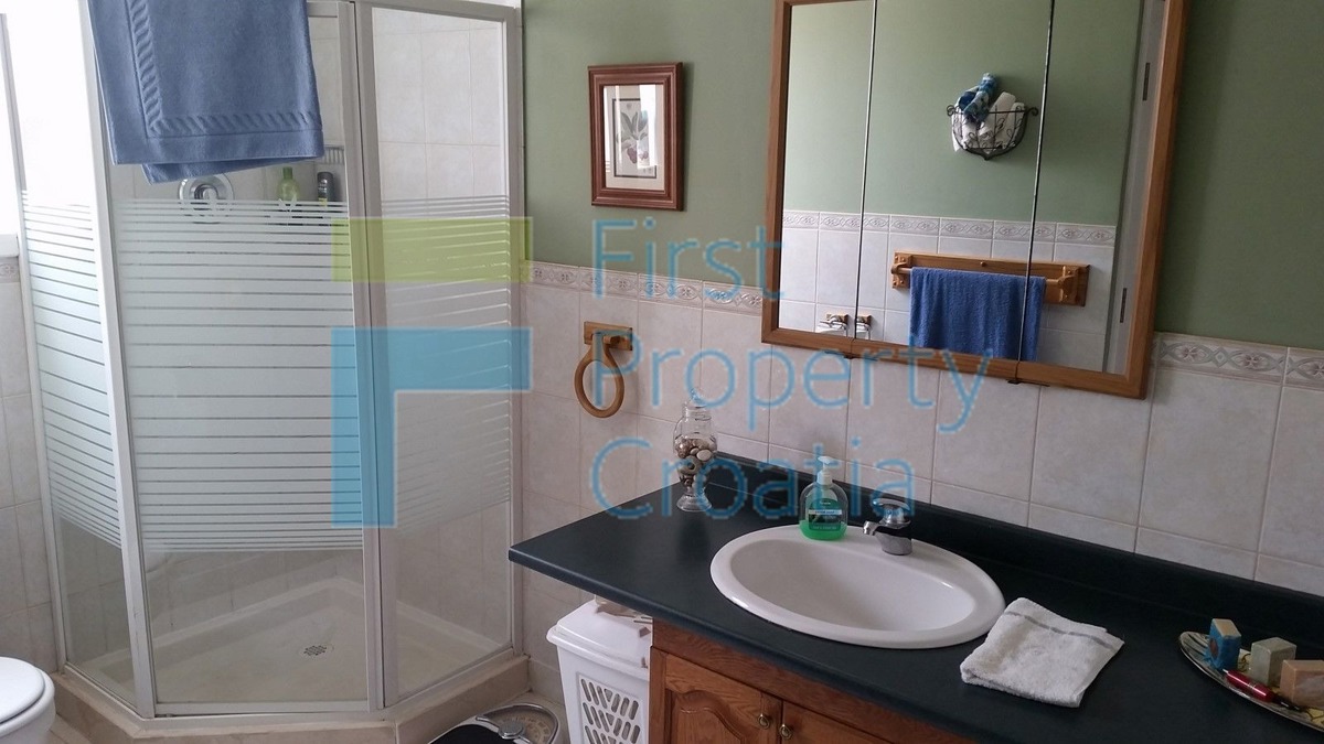 BR1074 - Casa vicino al mare su un terreno grande, Brač, in vendita