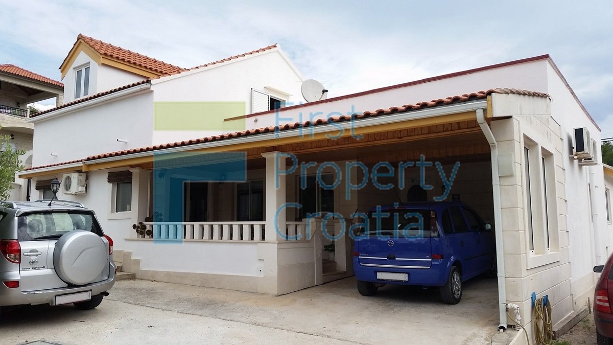 BR1074 - Casa vicino al mare su un terreno grande, Brač, in vendita