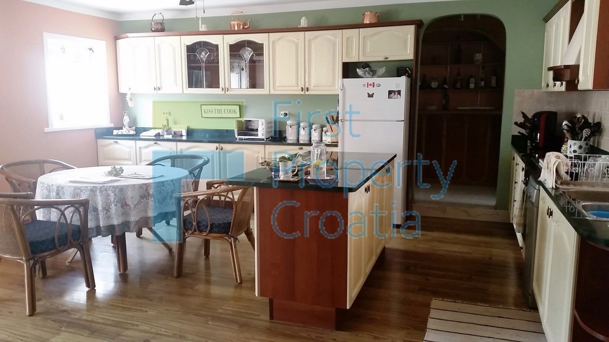 BR1074 - Casa vicino al mare su un terreno grande, Brač, in vendita