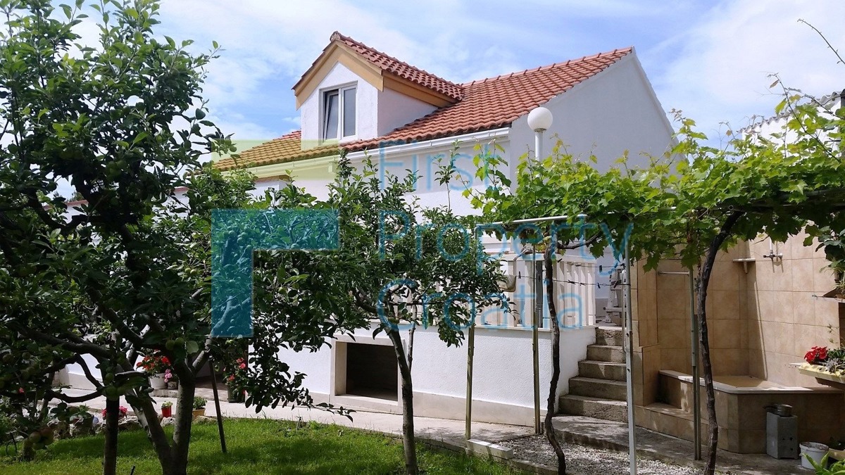 BR1074 - Casa vicino al mare su un terreno grande, Brač, in vendita