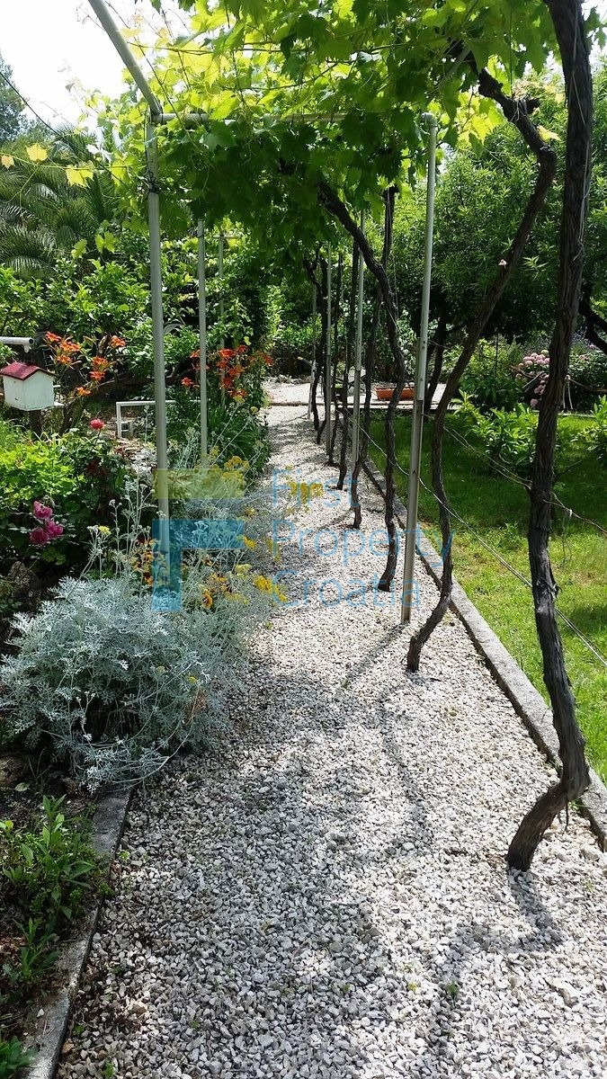 BR1074 - Casa vicino al mare su un terreno grande, Brač, in vendita