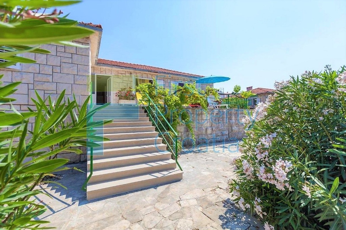 BR1653 - Casa su un grande terreno, Brač, in vendita