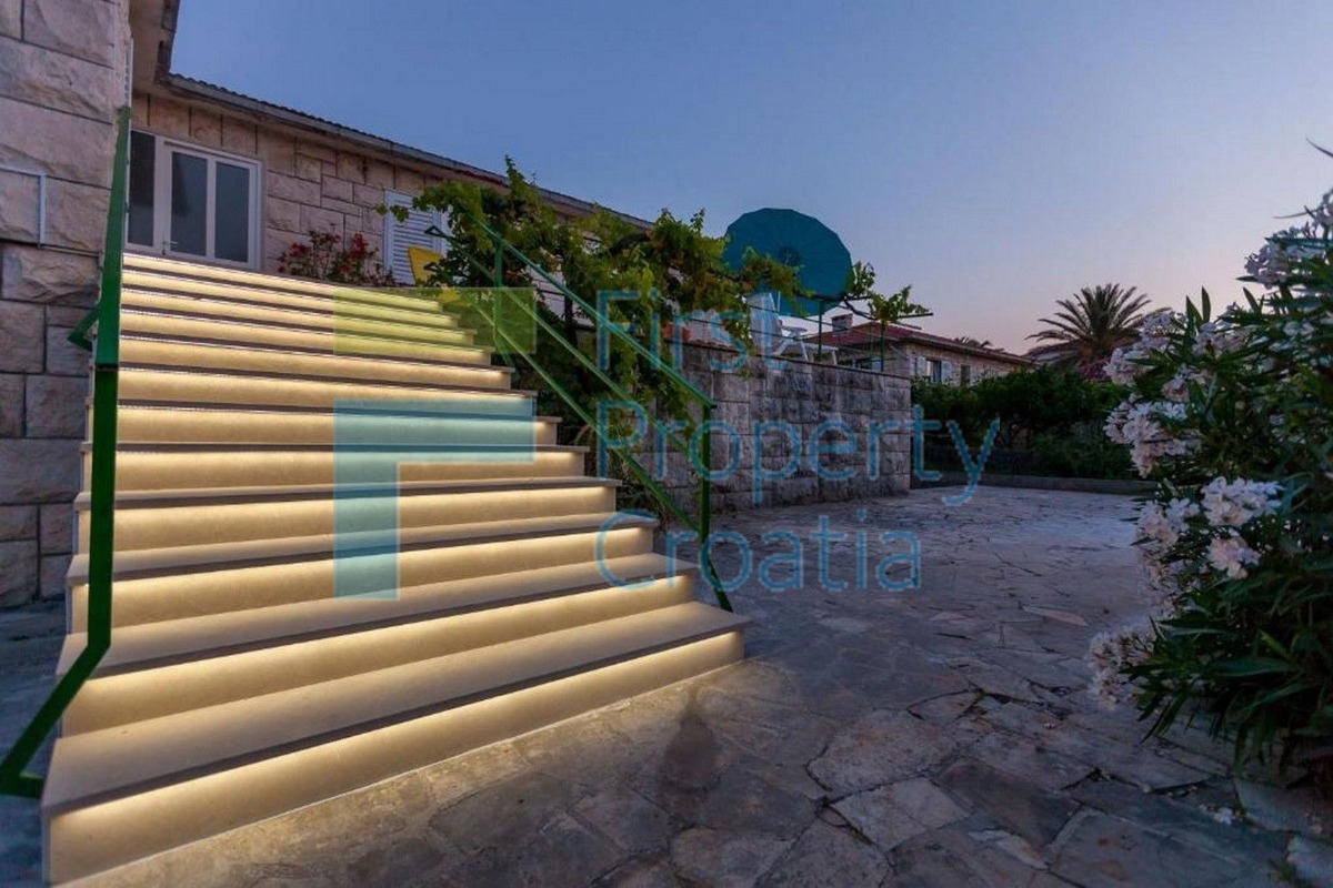 BR1653 - Casa su un grande terreno, Brač, in vendita