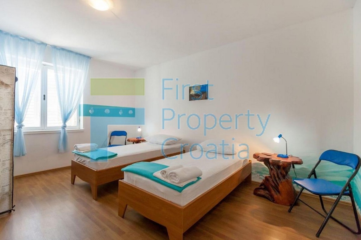 BR1653 - Casa su un grande terreno, Brač, in vendita