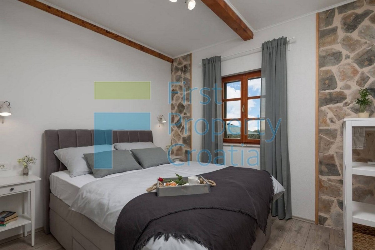 RG1575 - Villa in un bel contesto, vicino a Rogoznica, in vendita