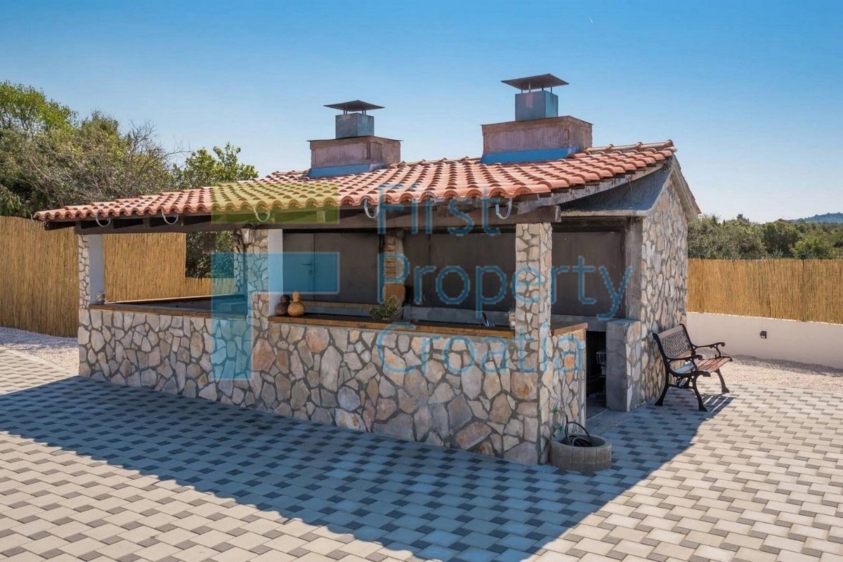 RG1575 - Villa in un bel contesto, vicino a Rogoznica, in vendita