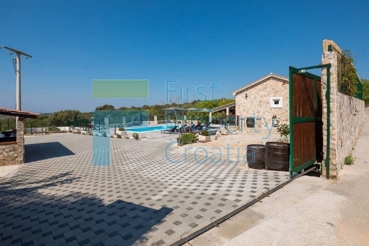 RG1575 - Villa in un bel contesto, vicino a Rogoznica, in vendita