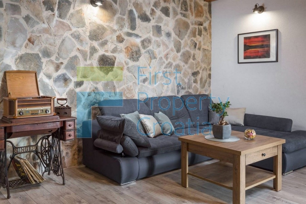 RG1575 - Villa in un bel contesto, vicino a Rogoznica, in vendita