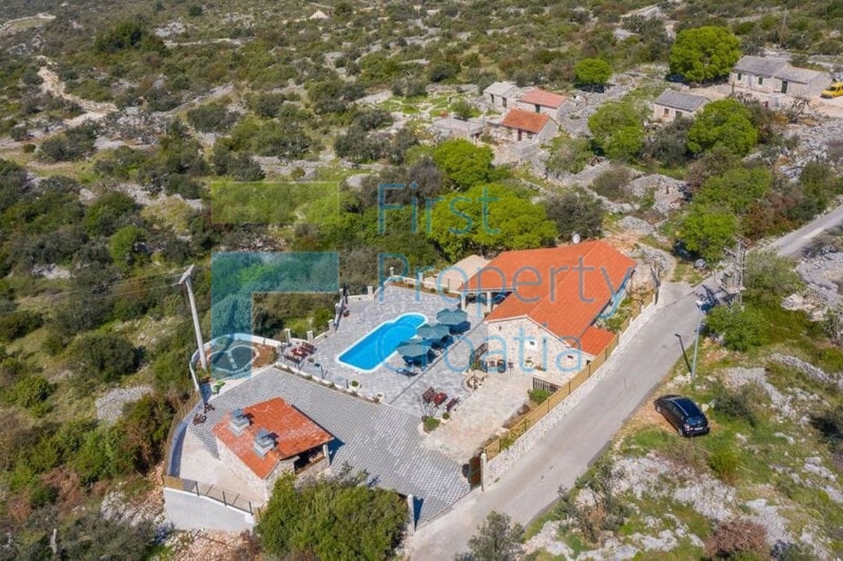 RG1575 - Villa in un bel contesto, vicino a Rogoznica, in vendita