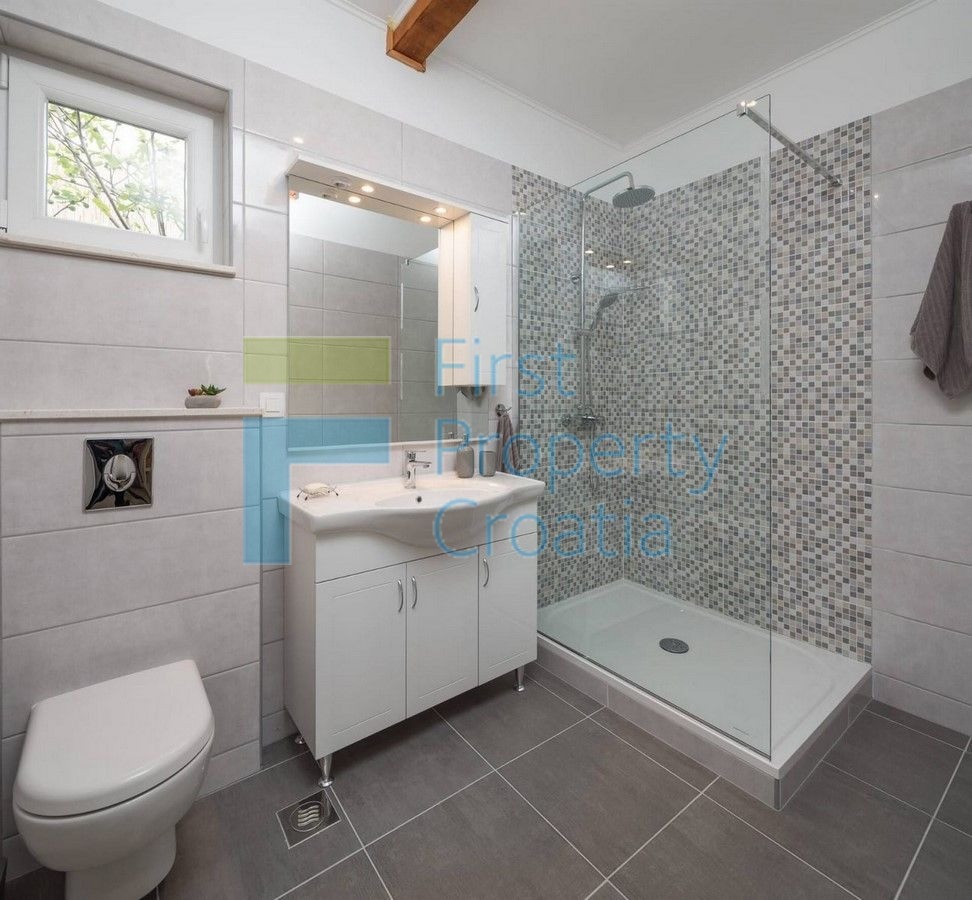 RG1575 - Villa in un bel contesto, vicino a Rogoznica, in vendita