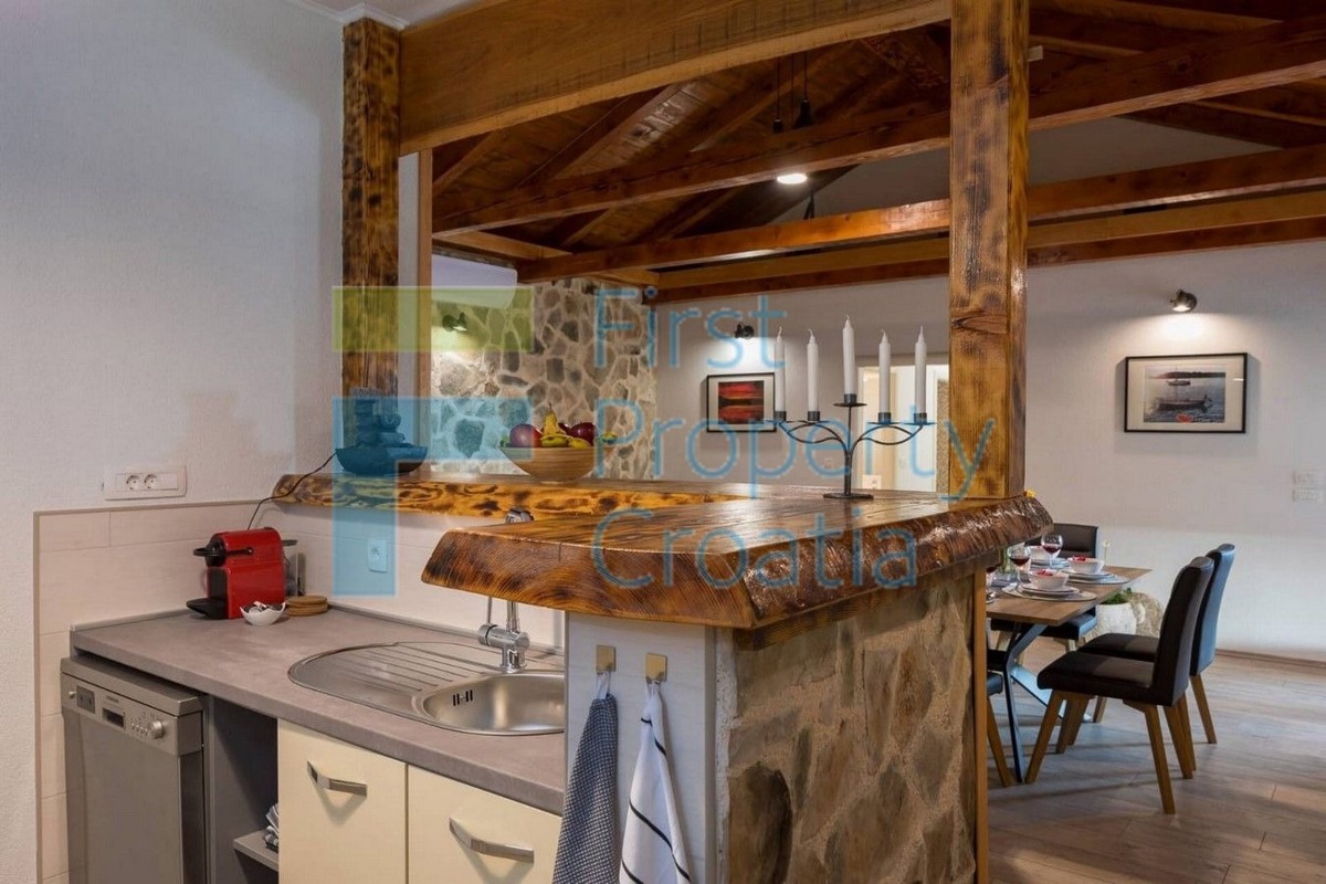 RG1575 - Villa in un bel contesto, vicino a Rogoznica, in vendita