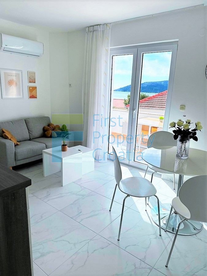 TG0233 - Prostrana apartmanska kuća s bazenom, otok Čiovo, na prodaju
