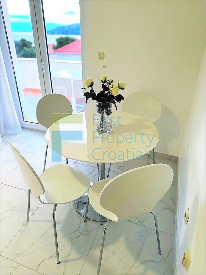 TG0233 - Prostrana apartmanska kuća s bazenom, otok Čiovo, na prodaju