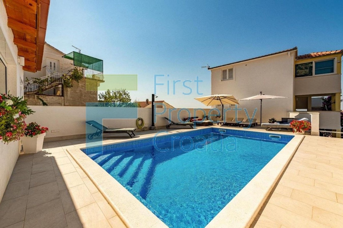 TG1565 - Apartmanska vila s divnim pogledom na more, Čiovo, na prodaju