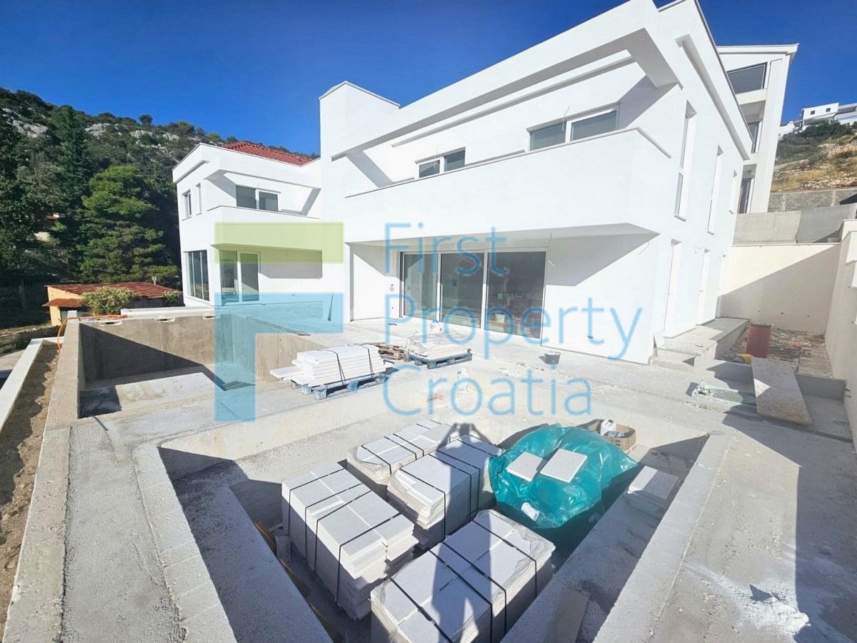 TG1619 - Villa al mare situata in una baia, vicino a Trogir, in vendit