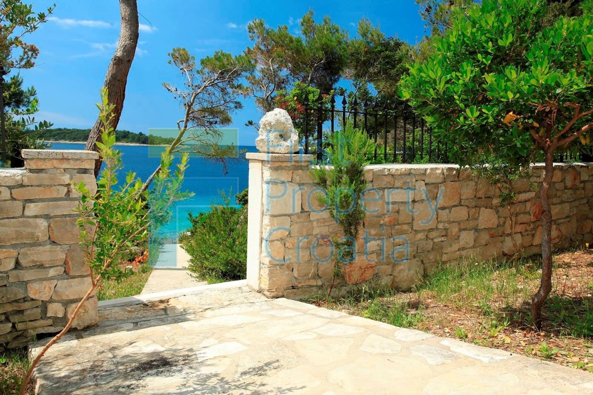 KO1629 - Villa in pietra proprio sopra il mare, Korčula, in vendita