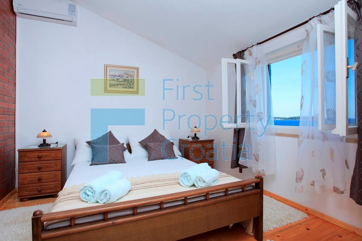 KO1629 - Villa in pietra proprio sopra il mare, Korčula, in vendita