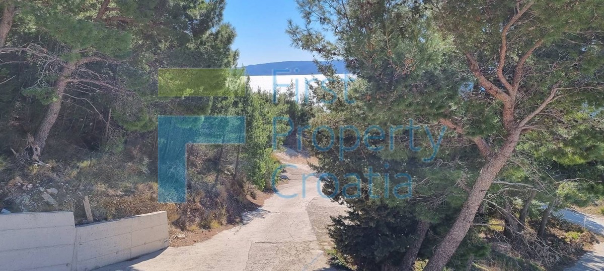 OM0961 - Terreni edificabili a 250 m dal mare, zona Omiš, in vendita