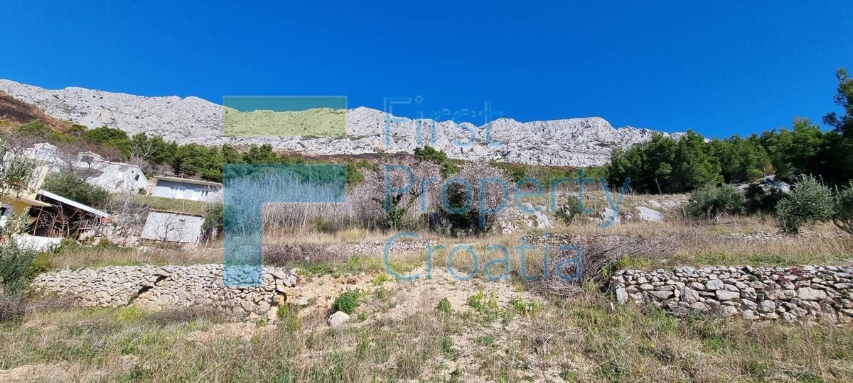 OM0961 - Terreni edificabili a 250 m dal mare, zona Omiš, in vendita