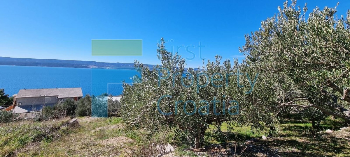 OM0961 - Terreni edificabili a 250 m dal mare, zona Omiš, in vendita
