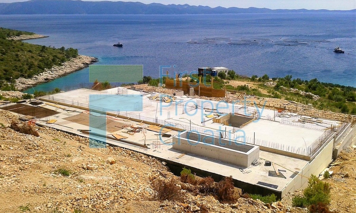 BR1489 - Dvije vile na velikim parcelama u uvali, Brač, na prodaju