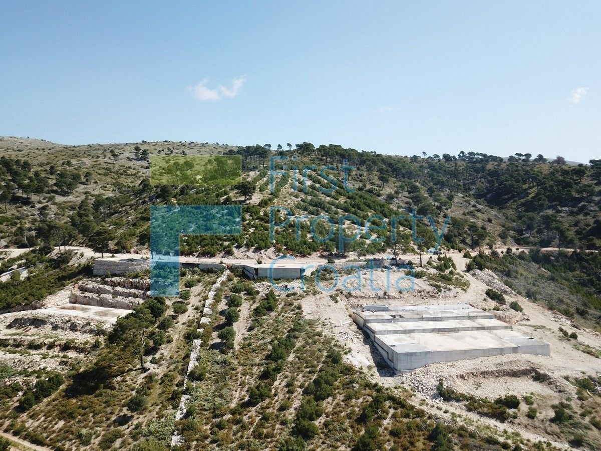 BR1489 - Dvije vile na velikim parcelama u uvali, Brač, na prodaju