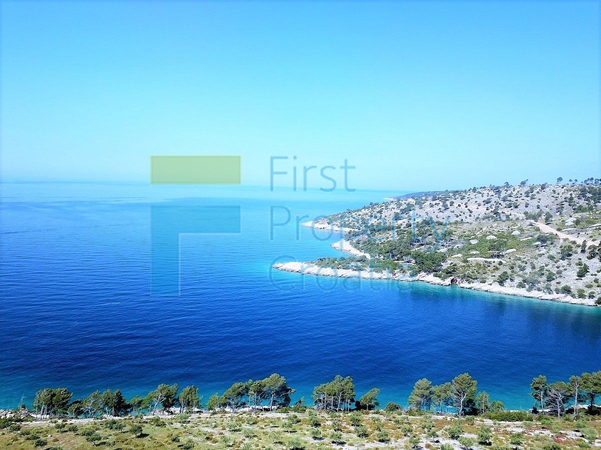 BR1489 - Dvije vile na velikim parcelama u uvali, Brač, na prodaju