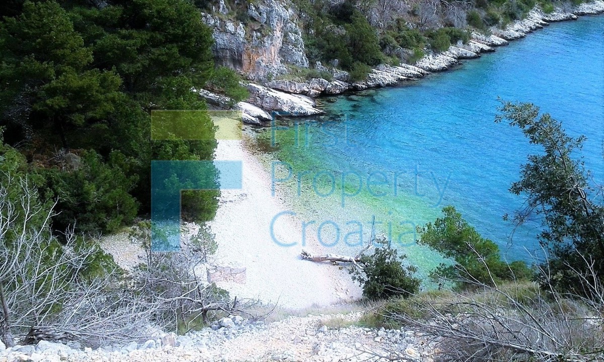 BR1489 - Dvije vile na velikim parcelama u uvali, Brač, na prodaju