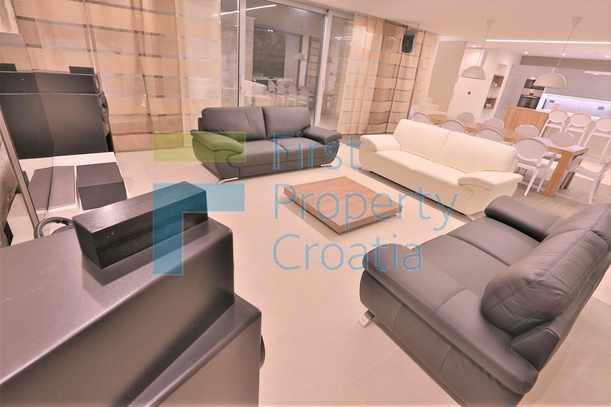 BR0835 - Moderna vila na odličnoj lokaciji, Brač, na prodaju