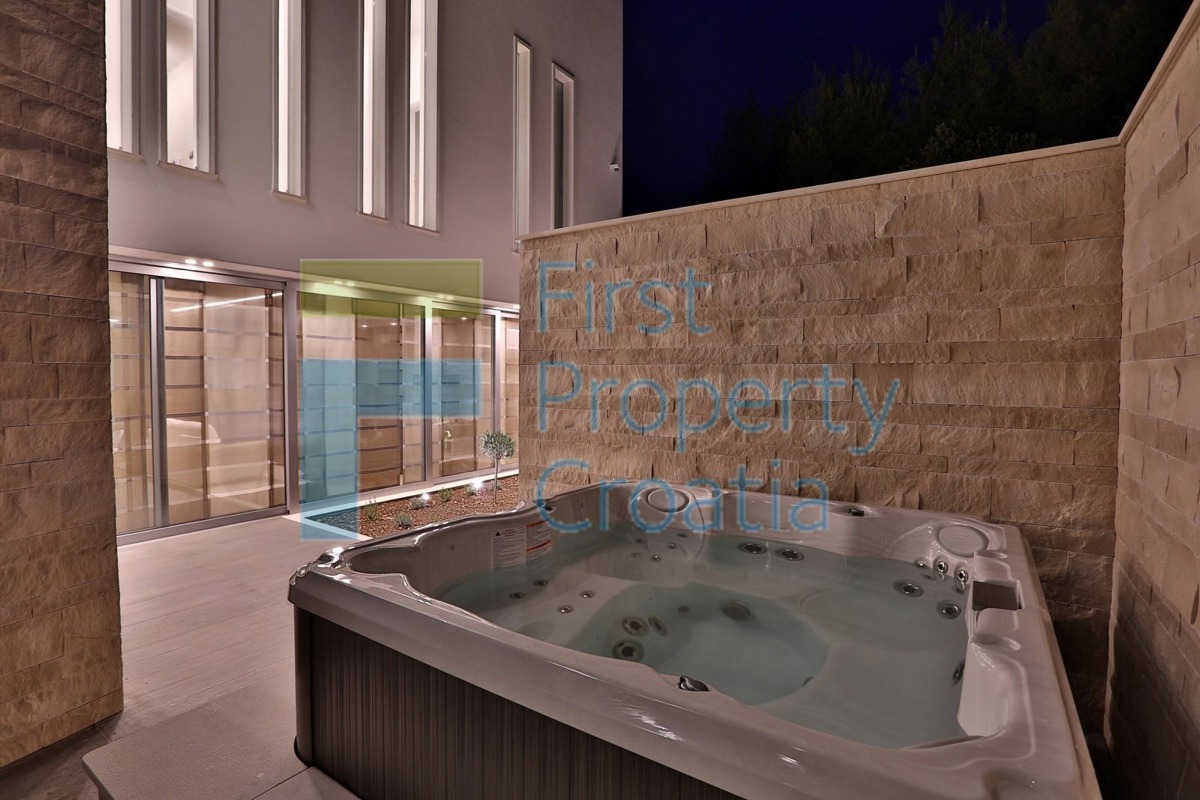 BR0835 - Moderna vila na odličnoj lokaciji, Brač, na prodaju