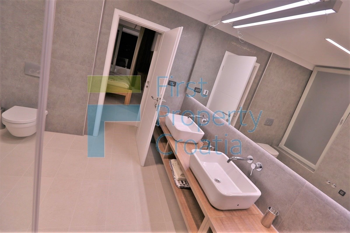 BR0835 - Moderna vila na odličnoj lokaciji, Brač, na prodaju