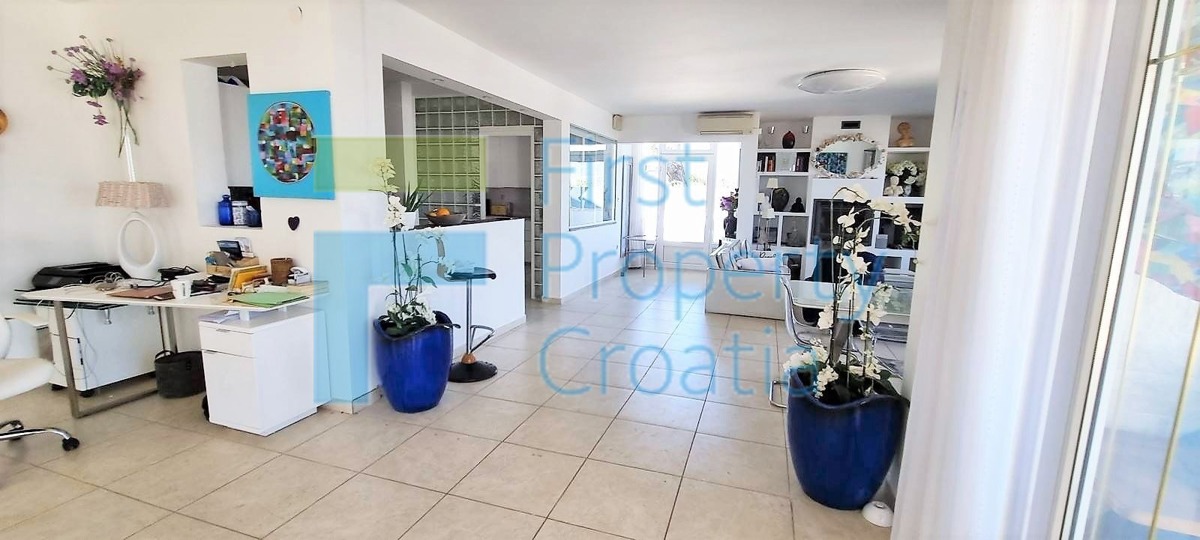 TG1646 - Vila u prvom redu i iznad šljunčane plaže, Čiovo, na prodaju