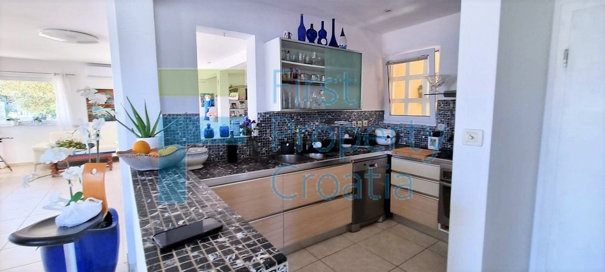 TG1646 - Vila u prvom redu i iznad šljunčane plaže, Čiovo, na prodaju