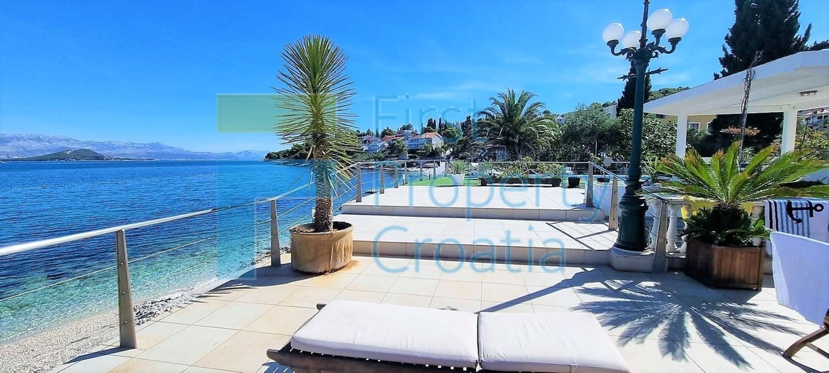 TG1646 - Vila u prvom redu i iznad šljunčane plaže, Čiovo, na prodaju