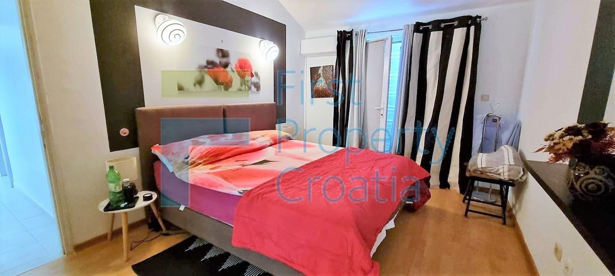 TG1646 - Vila u prvom redu i iznad šljunčane plaže, Čiovo, na prodaju