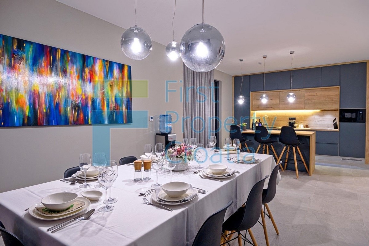 TG1706 - Villa di lusso con vista mare, vicino a Trogir, in vendita