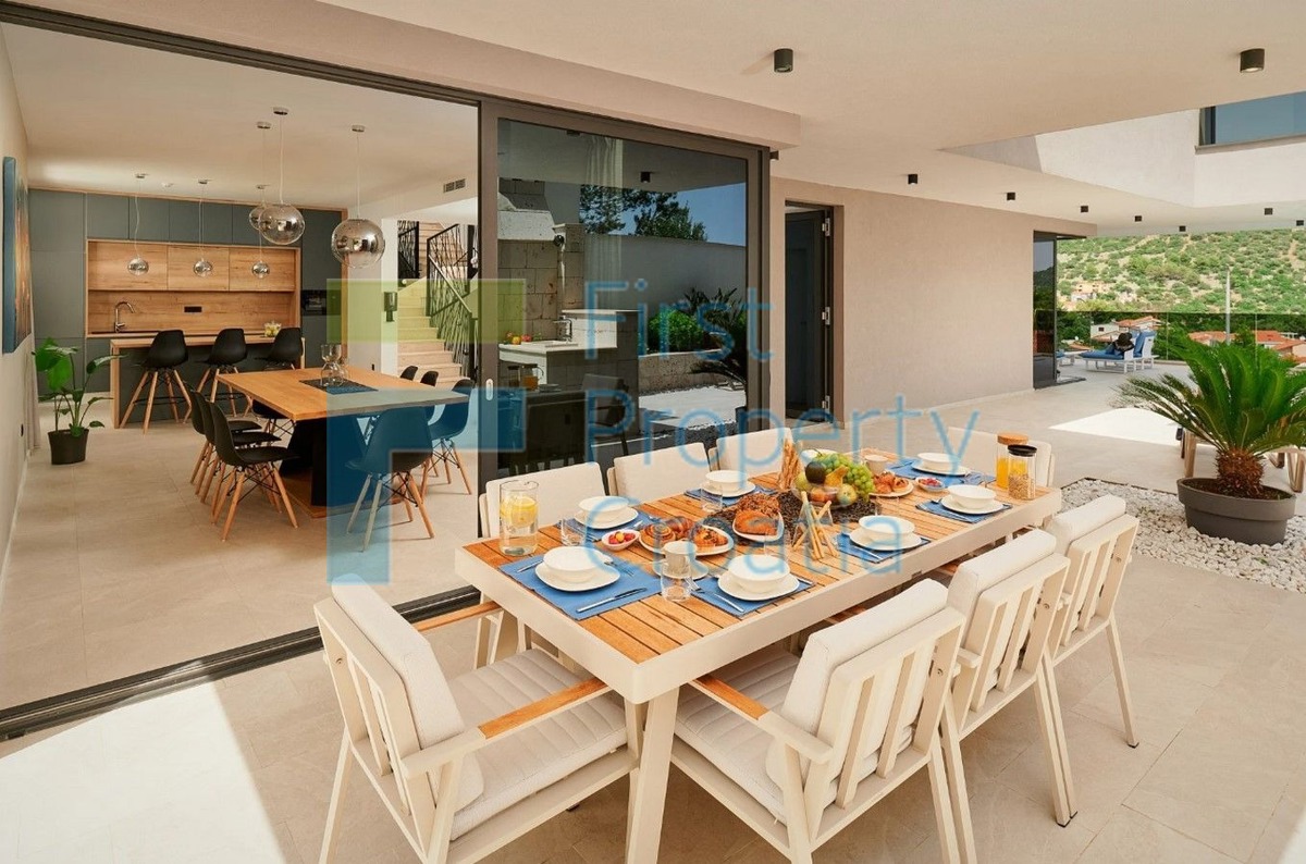 TG1706 - Villa di lusso con vista mare, vicino a Trogir, in vendita