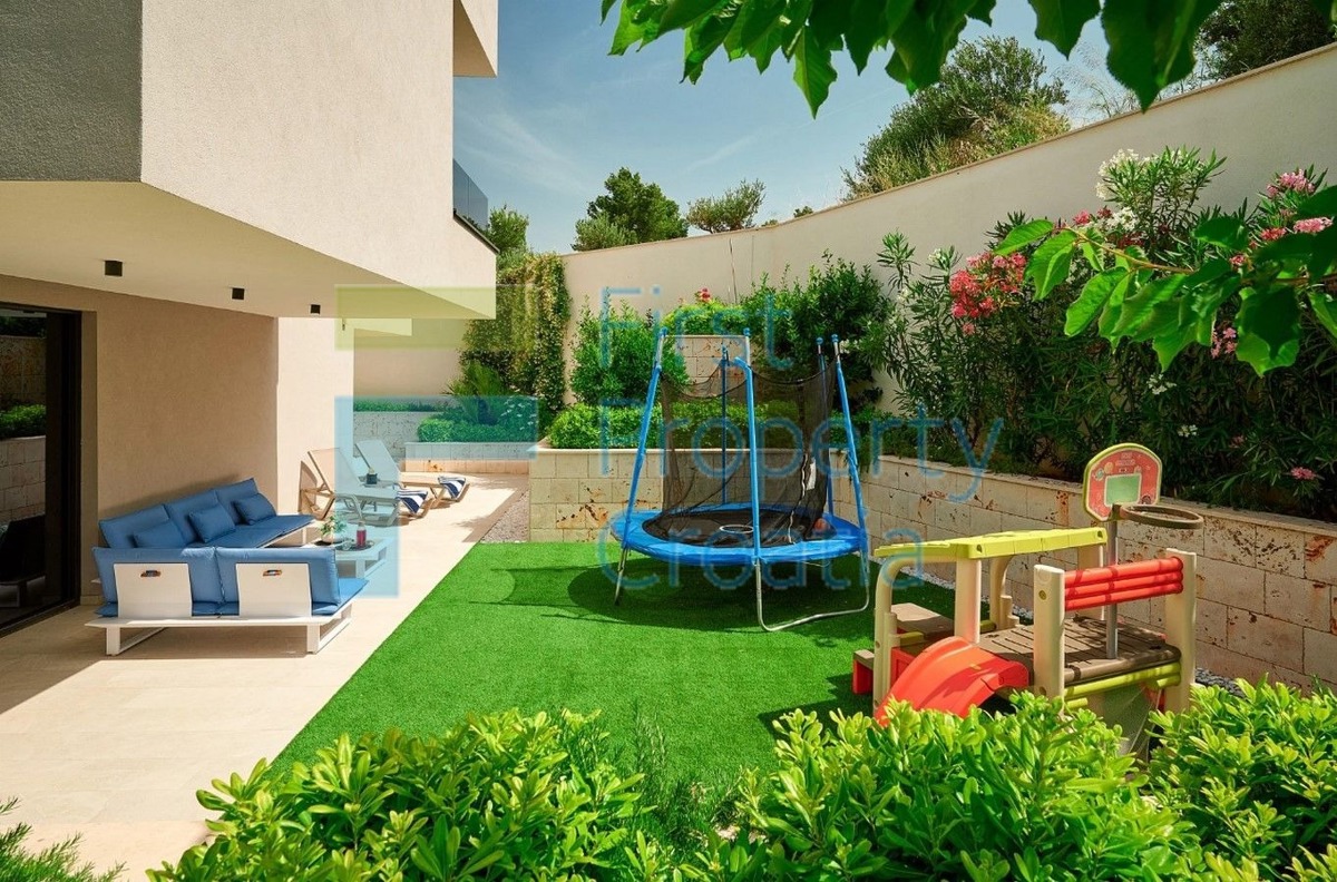 TG1706 - Villa di lusso con vista mare, vicino a Trogir, in vendita