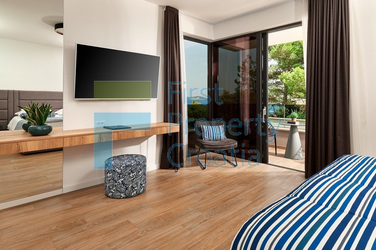 TG1706 - Villa di lusso con vista mare, vicino a Trogir, in vendita