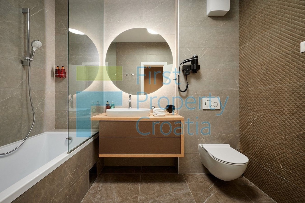 TG1706 - Villa di lusso con vista mare, vicino a Trogir, in vendita