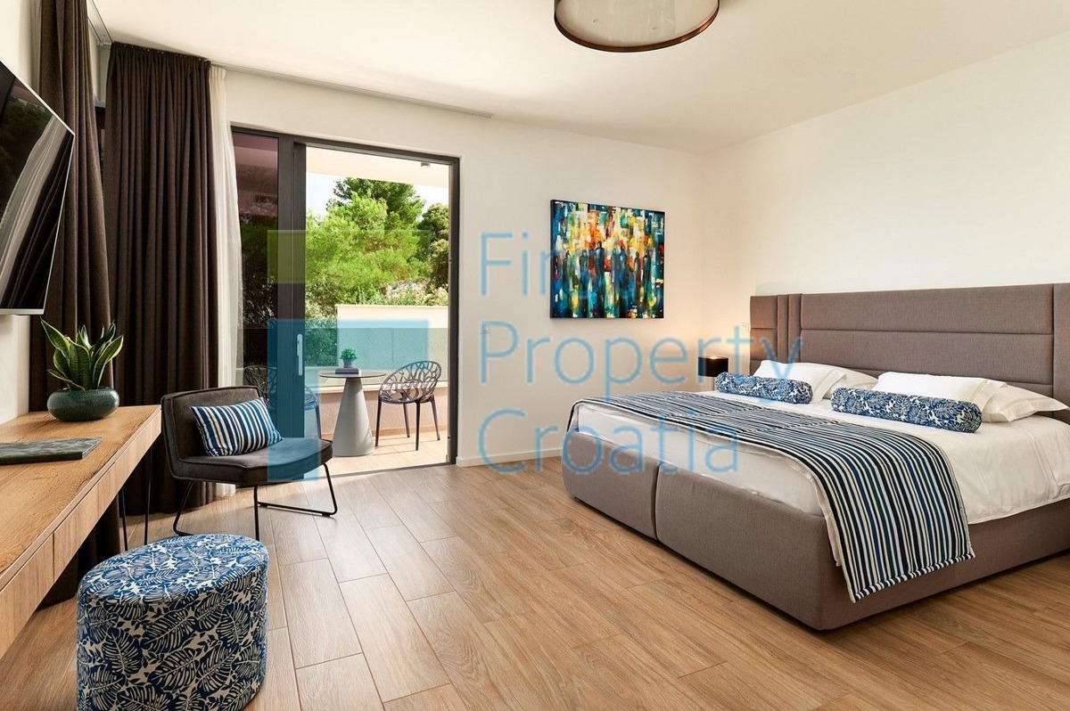 TG1706 - Villa di lusso con vista mare, vicino a Trogir, in vendita