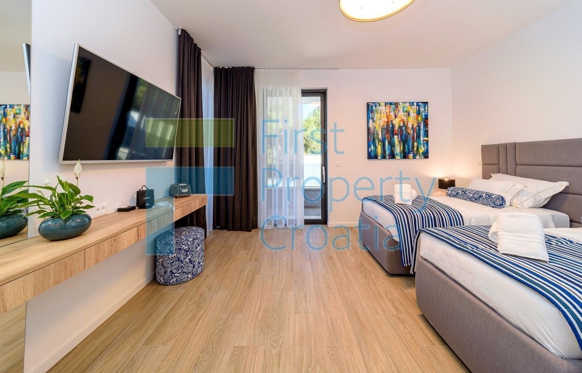 TG1706 - Villa di lusso con vista mare, vicino a Trogir, in vendita