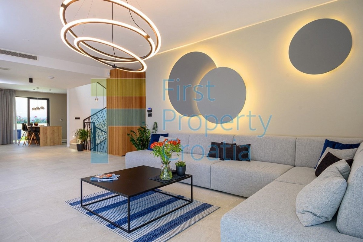 TG1706 - Villa di lusso con vista mare, vicino a Trogir, in vendita