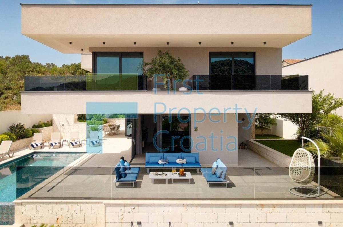 TG1706 - Villa di lusso con vista mare, vicino a Trogir, in vendita