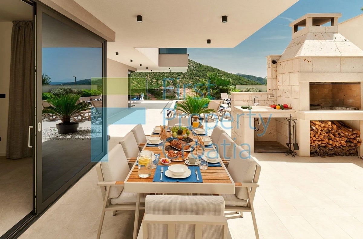 TG1706 - Villa di lusso con vista mare, vicino a Trogir, in vendita