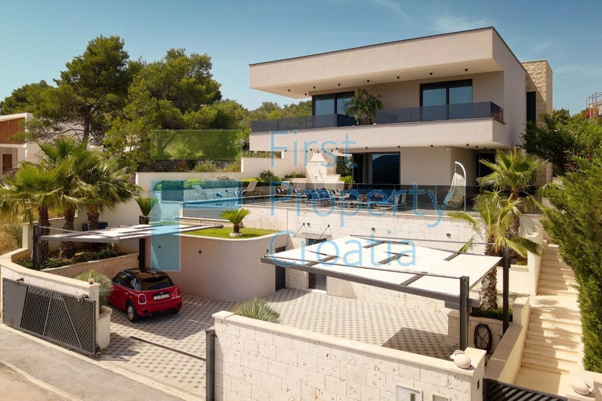 TG1706 - Villa di lusso con vista mare, vicino a Trogir, in vendita