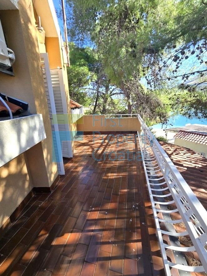 SI1726 - Kuća položena iznad plaže, u blizini Šibenika, na prodaju