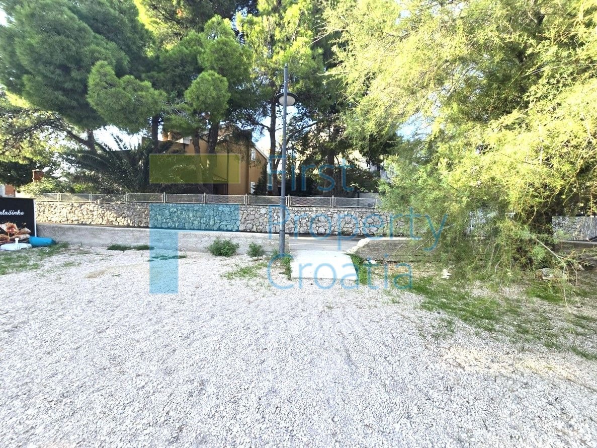 SI1726 - Kuća položena iznad plaže, u blizini Šibenika, na prodaju