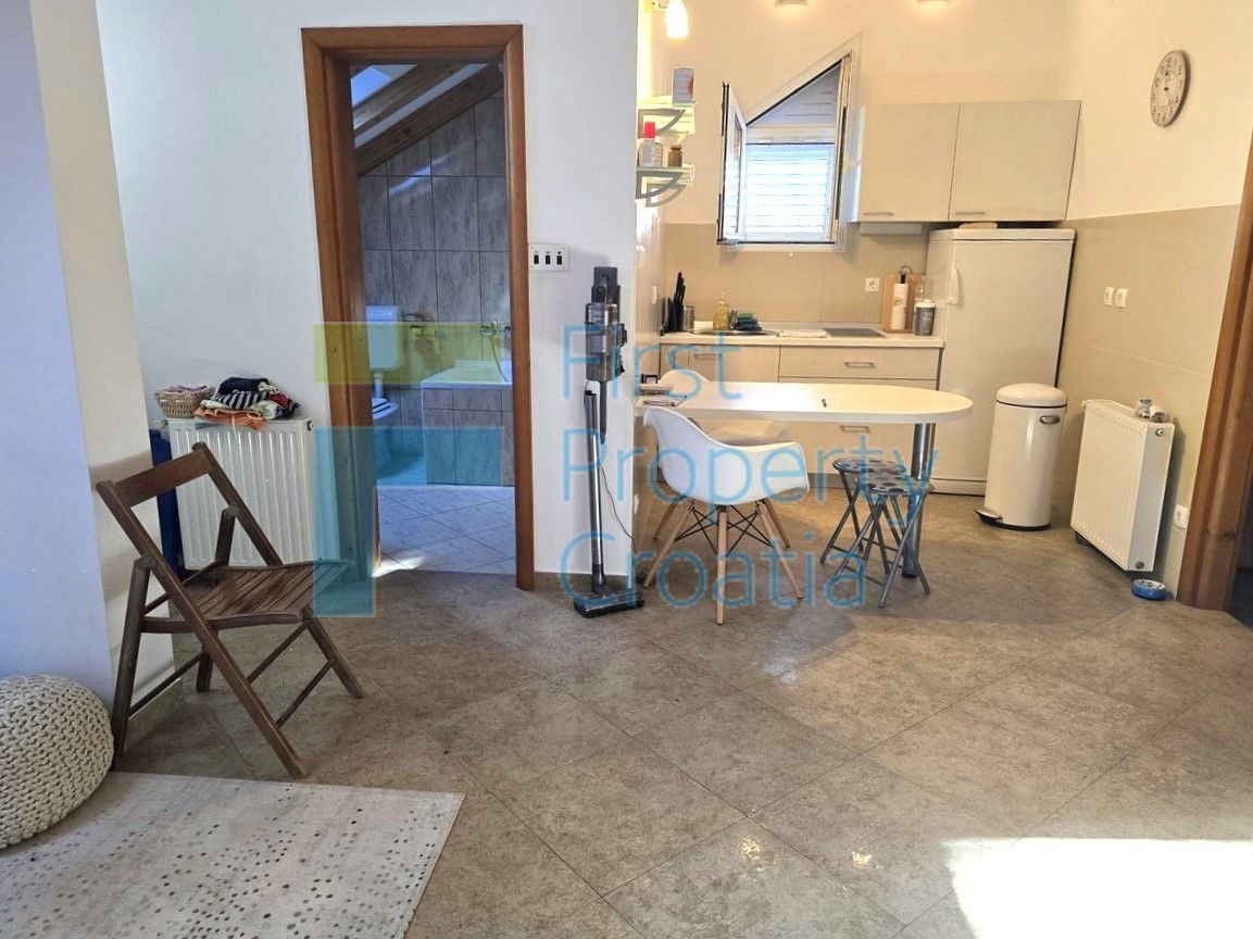 SI1726 - Kuća položena iznad plaže, u blizini Šibenika, na prodaju